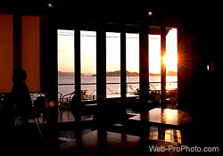 店内から落日を望む