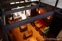 吹き抜けの1Fが個展会場